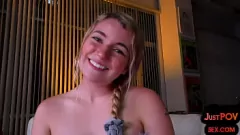 Abspielen POV-Blondine reitet und vergnügt den steinharten Schwanz ihres Freundes