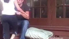 Afspelen Amateur brunette vriendin pronkt met haar natuurlijke tieten voor een sexy trapsessie