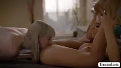 تشغيل وشم t-girl كينا جيمس الملاعين ليانا لوسون في الملابس الداخلية